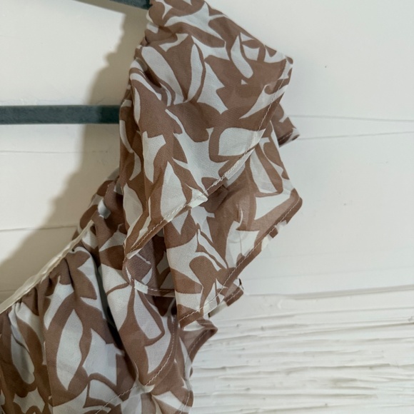 Dynamite Rosalia Ruffle Top | Size M | Neutral Leaf Print - Picture 6 of 7